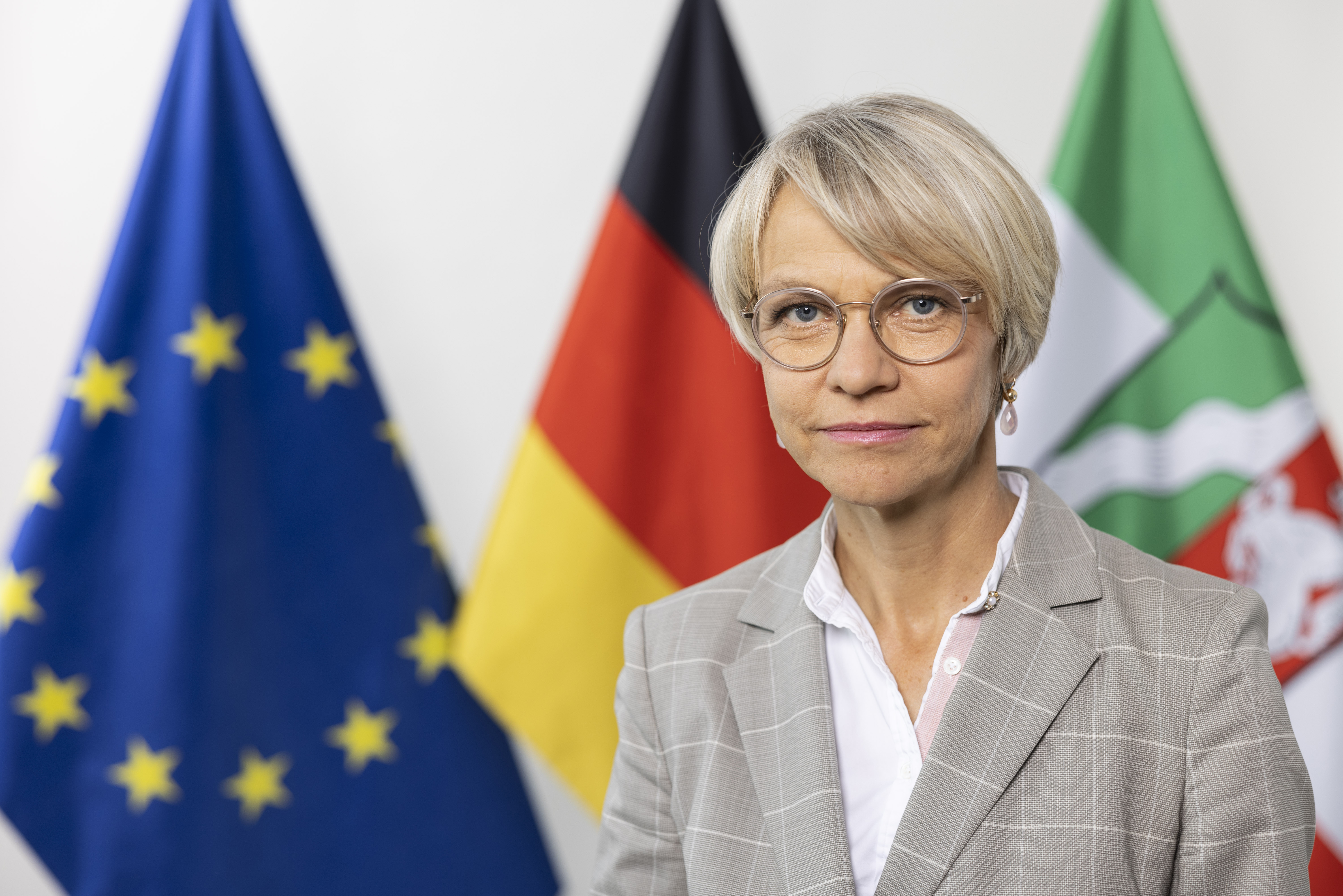 Portraitfoto von Dorothee Feller, Ministerin für Schule und Bildung des Landes Nordrhein-Westfalen