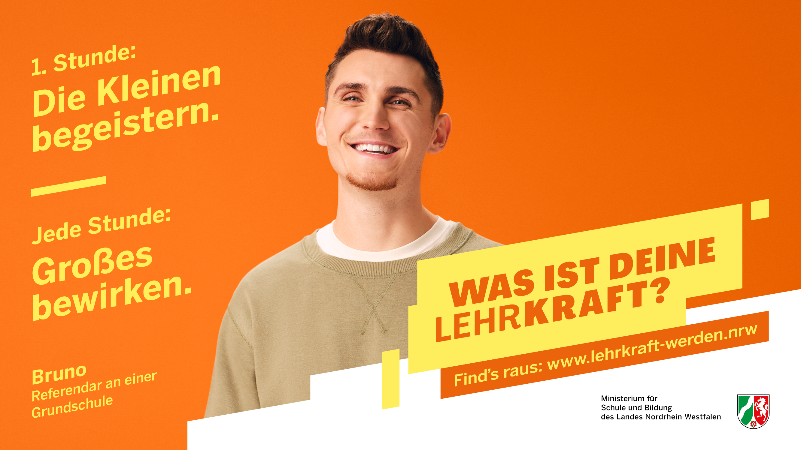 Banner zur Werbekampagne für den Beruf der Lehrkraft: Portrait eines Mannes, darauf Schriftzug: "1. Stunde: Die Kleinen begeistern. 2. Stunde: Großes bewirken - Bruno, Referendar an einer Grundschule - Was ist Deine Lehrkraft? Find's raus: www.lehrkraft-werden.nrw"