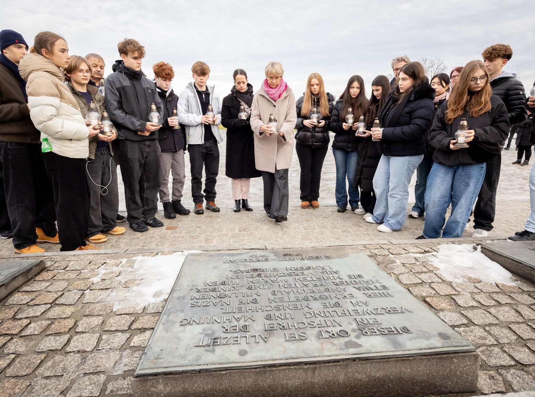 „Dieser Ort sei allzeit ein Aufschrei der Verzweiflung und Mahnung an die Menschheit“: Ministerin Feller und Schülerinnen und Schüler aus Neuss entzünden am Mahnmal in Auschwitz-Birkenau Kerzen zum Gedenken an die Opfer des Holocaust