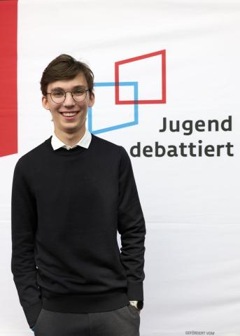 Der Sieger der Altersgruppe II, Benjamin Greipl vom Städtischen Gymnasium in Haan, blickt in die Kamera.