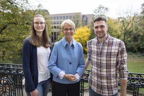 Vereidigungsfeier 2024: Schulministerin Dorothee Feller steht zwischen Lehramtsanwärterin Carlotta Reibiger und Lehramtsanwärter Fabian Bless.