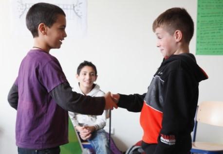 Gewaltprävention beugt Konflikten vor und stärkt den Zusammenhalt in der Klasse. (© Alex Büttner) Gewaltprävention beugt Konflikten vor und stärkt den Zusammenhalt in der Klasse. (© Alex Büttner)