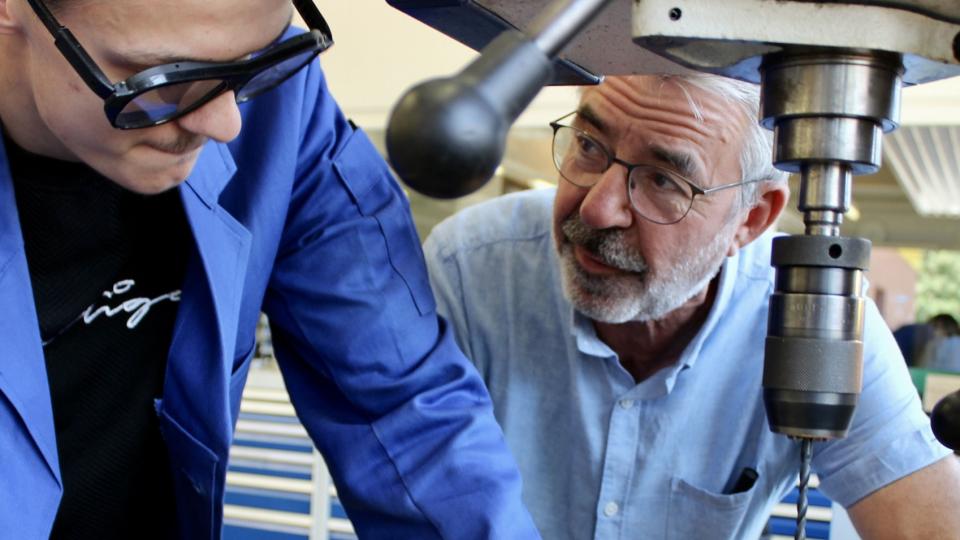 Ein Schüler arbeitet unter Anleitung in einer Schulwerkstatt am BK Kleve