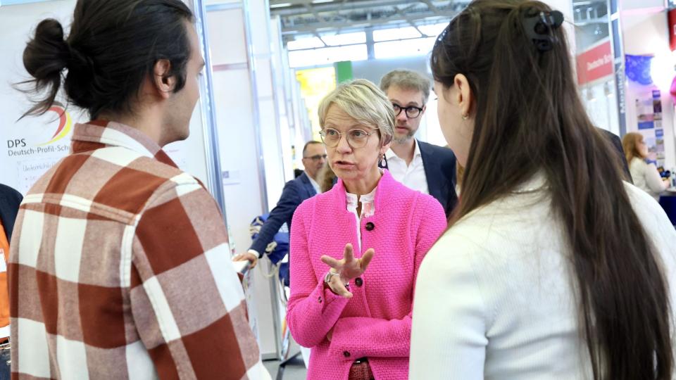 DIDACTA 2024: Ministerin Feller im Gespräch im Rahmen ihres Rundganges über die Messe