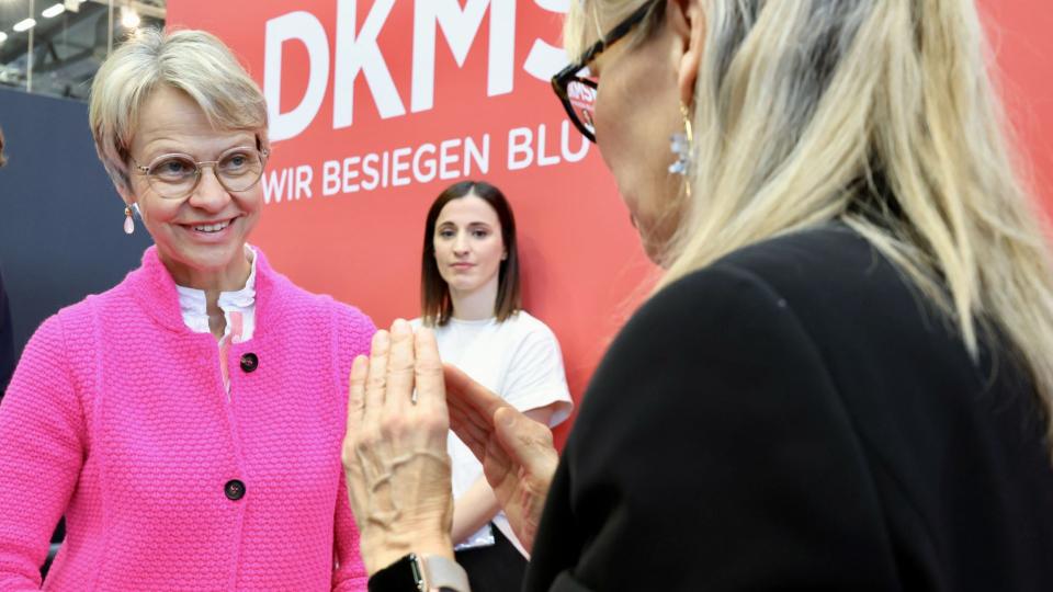 DIDACTA 2024 Ministerin Feller im Gespräch bei ihrem Rundgang  