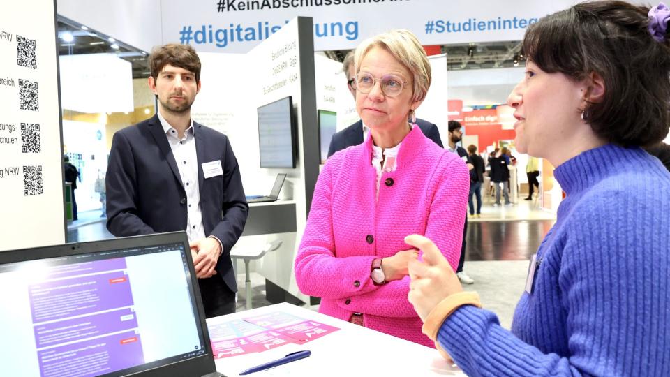 DIDACTA 2024 Ministerin Feller besucht den Stand des Schulministeriums.