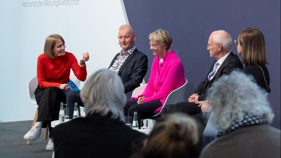 Ministerin Feller nimmt an einer Podiumsdiskussion im Rahmen der didacta 2024 teil.