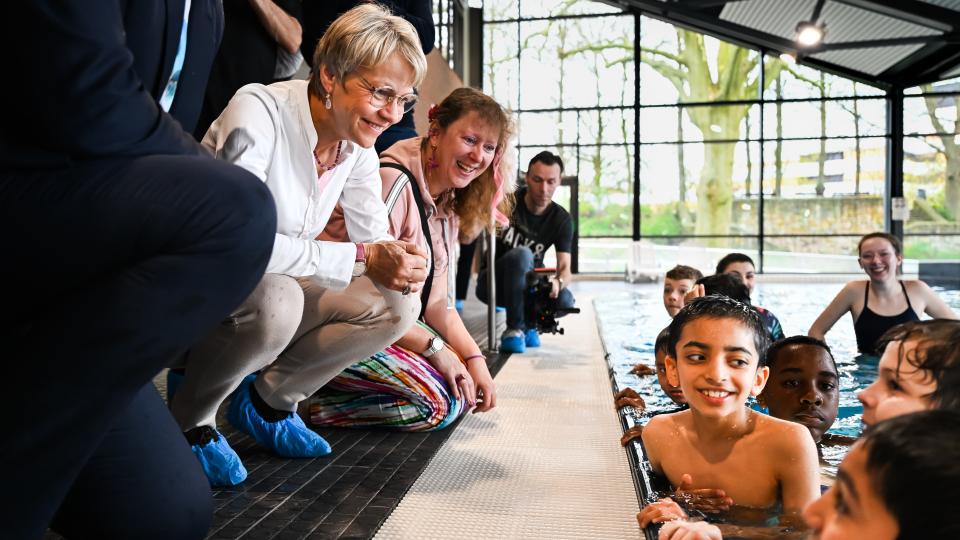 Schulministerin Dorothee Feller und Andrea Milz, NRW-Staatssekretärin Staatssekretärin für Sport und Ehrenamt, beim Besuch eines Ferienschwimmkurses in Münster 