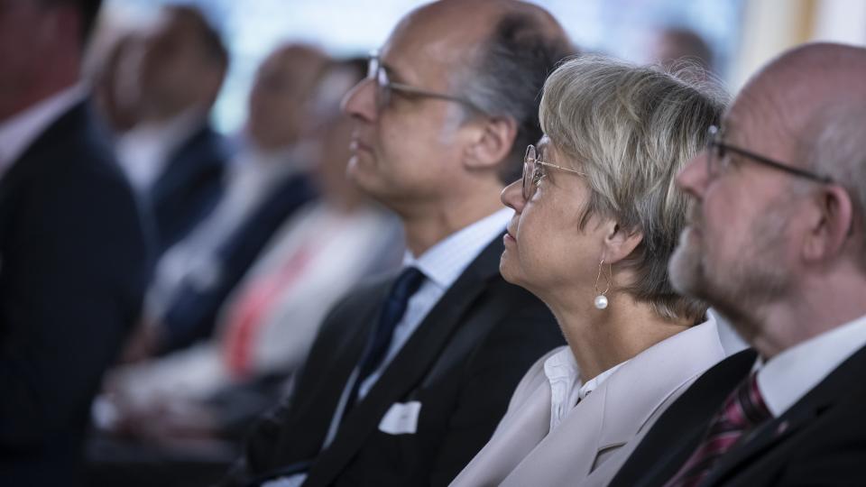 Ministerin Dorothee Feller und Staatssekretär Dr. Urban Mauer sitzen im Publikum.