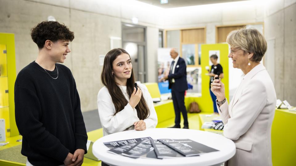 Ministerin Dorothee Feller im Gespräch mit zwei Jugendlichen.