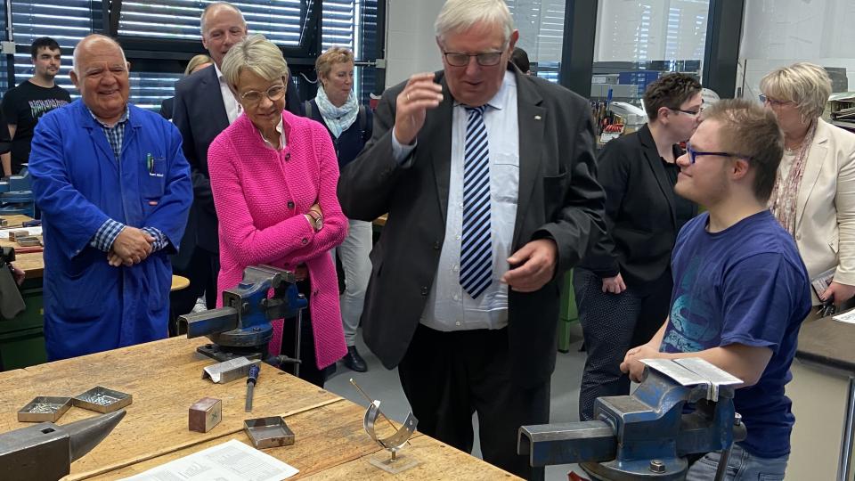 Schulministerin Dorothee Feller und Arbeitsminister Karl-Josef Laumann im Gespräch mit einem Schüler des Franz-Jürgens-Berufskollegs in Düsseldorf