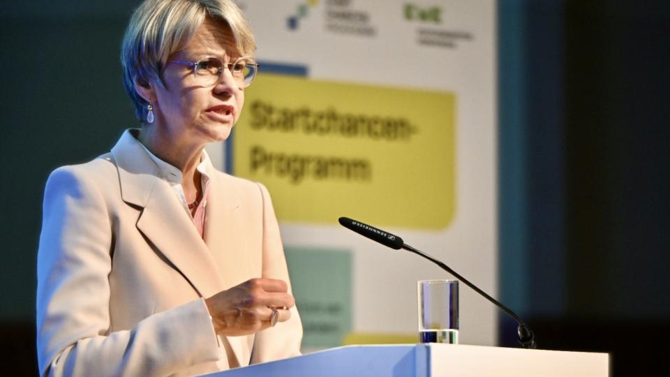 Ministerin Feller hält eine Rede im Rahmen der Startchancen-Auftaktveranstaltung.