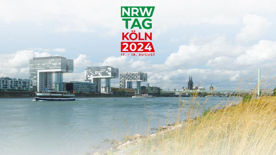 Stadtansicht von Köln, davor das NRW-Tag-Logo mit dem Schriftzug "NRW Tag Köln 2024"