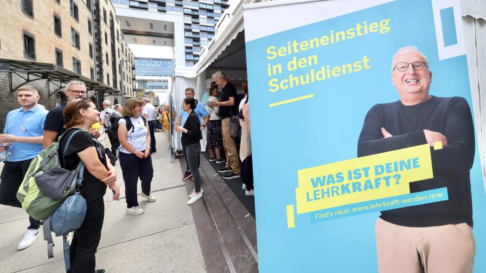 Besucherinnen und Besucher vor den Zelten des Schulministeriums am NRW-Tag 2024 in Köln.