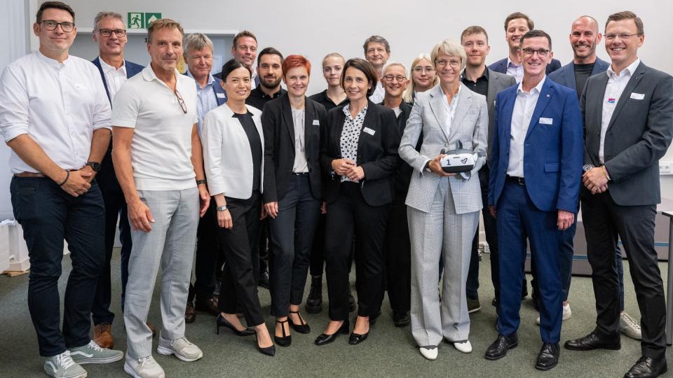 Gruppenbild: Ministerin Feller zu Besuch im ZfsL Krefeld 