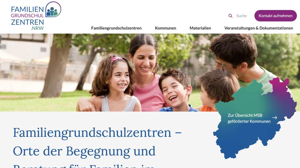 Startseite des Portals der Familiengrundschulzentren in NRW, darauf ist eine entspannte Familie im Park zu sehen.