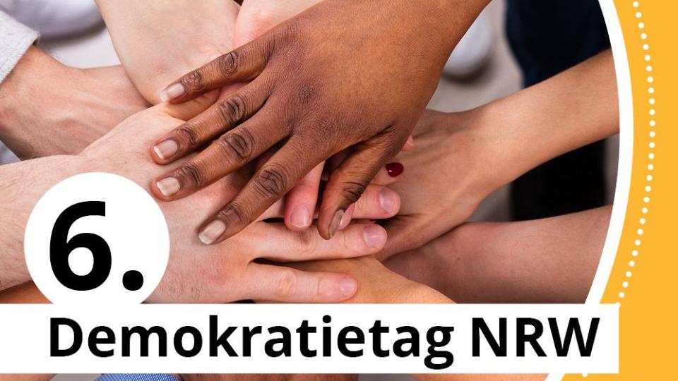 Die Hände von mehreren Personen finden zueinander, dazu das Motto des 6. Demokratietages NRW "Schule demokratisch gestalten"