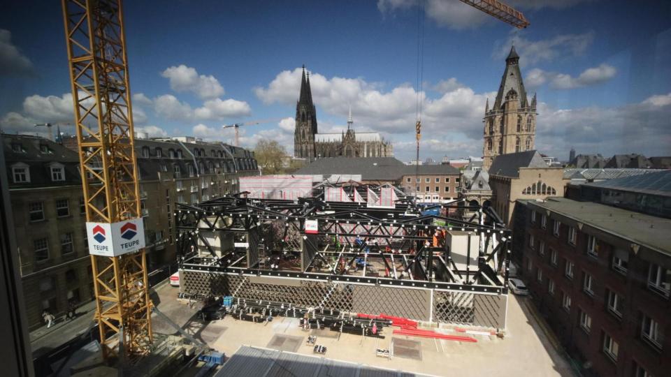 Baustelle des MiQua, im Hintergrund der Kölner Dom