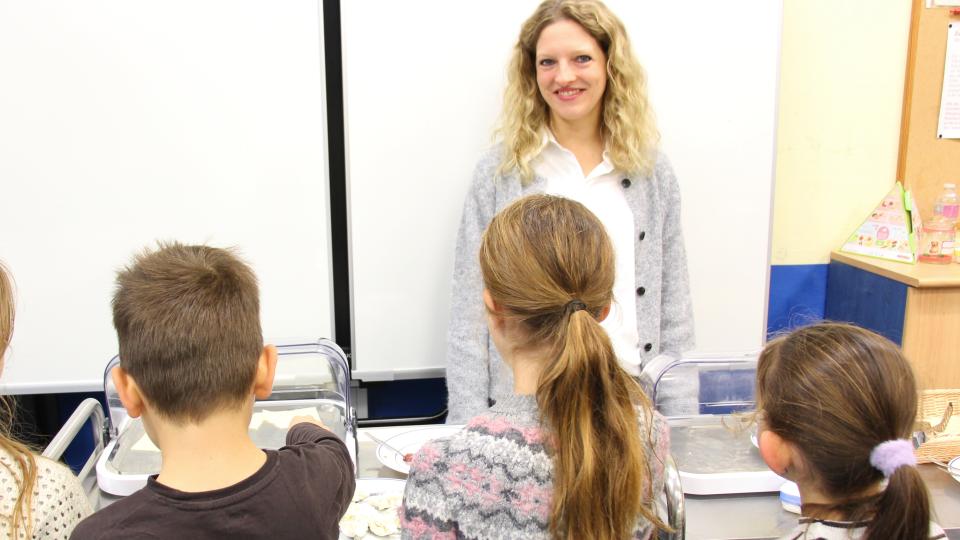 Schülerinnen und Schüler der Grundschule Jürgens Hof nehmen an der brotZeit teil. Schülerinnen und Schüler der Grundschule Jürgens Hof nehmen an der brotZeit teil.