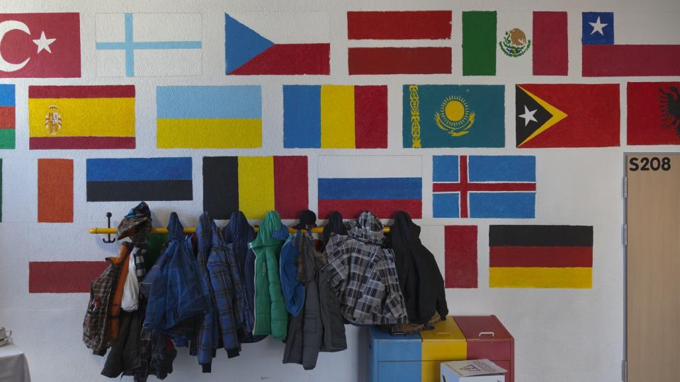 Wandgestaltung mit gemalten Flaggen unterschiedlicher Länder in der Sekundarschule Kreuzau/Nideggen Wandgestaltung mit gemalten Flaggen unterschiedlicher Länder in der Sekundarschule Kreuzau/Nideggen