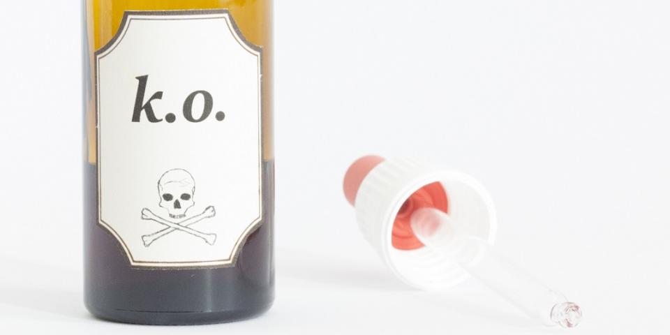 Eine Pipette liegt neben einem geöffneten Glasfläschen mit einem Etikett mit der Aufschrift "k.o." sowie einem Totenkopf. Eine Pipette liegt neben einem geöffneten Glasfläschen mit einem Etikett mit der Aufschrift "k.o." sowie einem Totenkopf.