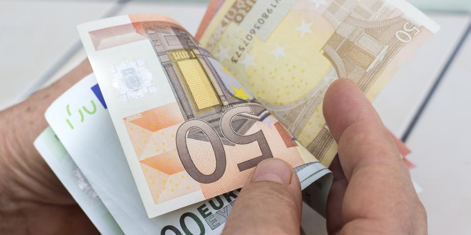 Nahaufnahme zweier Hände, die Euroscheine blättern. Nahaufnahme zweier Hände, die Euroscheine blättern.