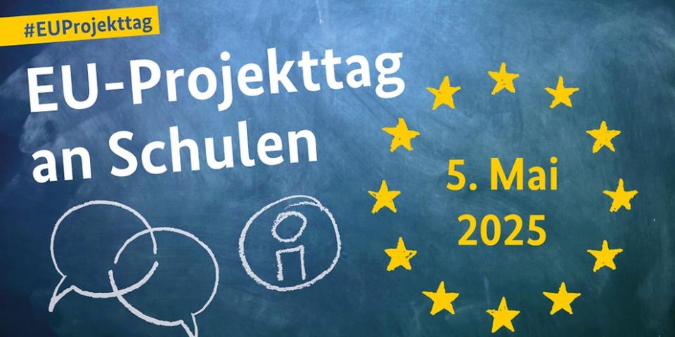 Vor dem Hintergrund einer Kreidetafel steht "#EUProjekttag - EU Projekttag an Schulen - 5. Mai 2025" daneben sind mit Kreide Sprechblasen, ein umkreistest "i", sowie ein Kranz gelber Europa-Sterne gezeichnet.  Vor dem Hintergrund einer Kreidetafel steht "#EUProjekttag - EU Projekttag an Schulen - 5. Mai 2025" daneben sind mit Kreide Sprechblasen, ein umkreistest "i", sowie ein Kranz gelber Europa-Sterne gezeichnet.