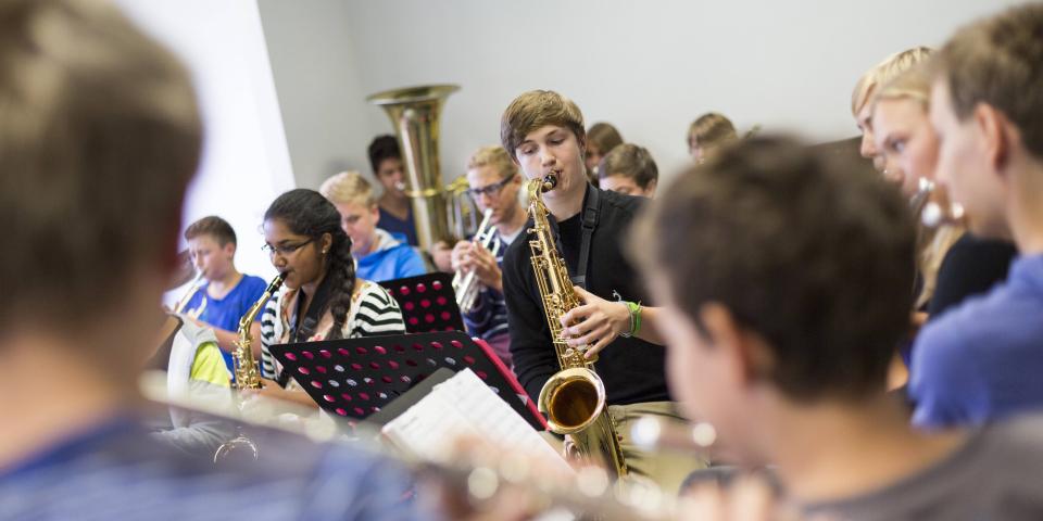 Schüler üben im Musikunterricht ein Musikstück ein. Blasorchester. Schüler üben im Musikunterricht ein Musikstück ein. Blasorchester.