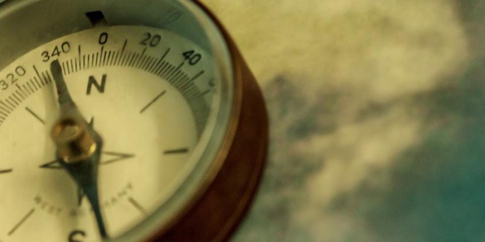 Nahaufnahme eines Kompasses.  Nahaufnahme eines Kompasses.