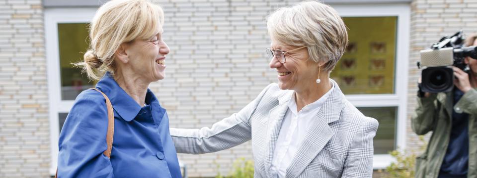 Herzliche Begrüßung zwischen Ministerin Feller und Bundesministerin Prien zum Antrittsbesuch der Bundesbildungsministerin in NRW. Herzliche Begrüßung zwischen Ministerin Feller und Bundesministerin Prien zum Antrittsbesuch der Bundesbildungsministerin in NRW.