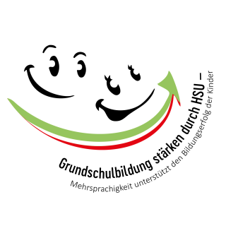 Wort-Bild-Marke: Schriftzug "Grundschulbildung stärken durch HSU - Mehrsprachigkeit unterstützt den Bildungserfolg der Kinder. Daneben grafische Darstellung zweier lachender Gesichter, die von einem aufstrebenden Pfeil in NRW-Landesfarben eingerahmt werden. Wort-Bild-Marke: Schriftzug "Grundschulbildung stärken durch HSU - Mehrsprachigkeit unterstützt den Bildungserfolg der Kinder. Daneben grafische Darstellung zweier lachender Gesichter, die von einem aufstrebenden Pfeil in NRW-Landesfarben eingerahmt werden.