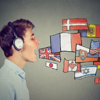 Junge mit Kopfhörern und geöffnetem Mund im Profil, neben seinem Mund grafische Darstellung verschiedener Landesflaggen.