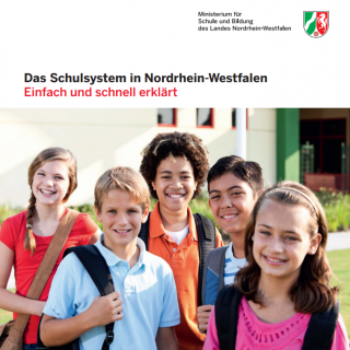 Titelblatt des Flyers "Das Schulsystem in Nordrhein-Westfalen - Einfach und schnell erklärt". Unter dem Titel und der Absenderkennung des Ministerium für Schule und Bildung in NRW ist ein Foto mit einer Gruppe Schülerinnen und Schüler platziert.