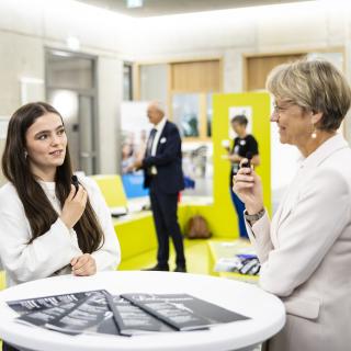 Ministerin Dorothee Feller im Gespräch mit zwei Jugendlichen.