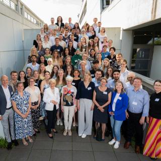 Das Gruppenbild zeigt die Stipendiatinnen und Stipendiaten des Lehramtsstipendiums Ruhr, Schulministerin Dorothee Feller und die Partner des Programms.