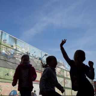 Schülerinnen und Schüler spielen auf dem Schulhof der Laborschule Bielefeld.