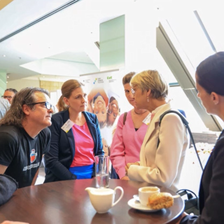 Ministerin Feller spricht mit Teilnehmerinnen und Teilnehmern der Auftaktkonferenz Startchancen am 18. Juni 2024.