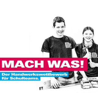 Drei junge Menschen haben verschiedenes Werkzeug vor sich auf einem Tisch, dazu im Vordergrund der Schriftzug "MACH WAS! Der Handwerkswettbewerb für Schulteams"