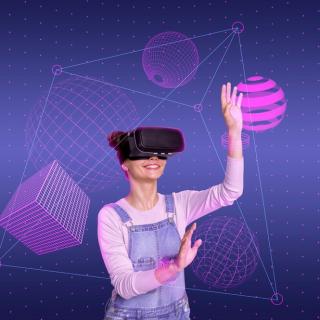 Ein Mädchen trägt eine VR-Brille und erlebt einen virtuellen Raum.