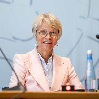 Ministerin Dorothee Feller spricht in der Landespressekonferenz (15. August 2024).