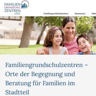 Startseite des Portals der Familiengrundschulzentren in NRW, darauf ist eine entspannte Familie im Park zu sehen.