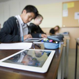 Schüler verwenden iPads im Unterricht